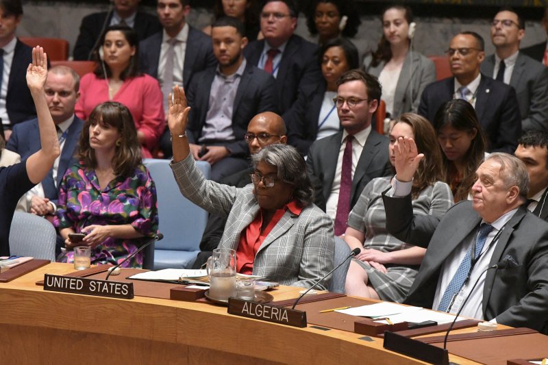 린다 토머스-그린필드 주유엔 미국대사(앞줄 가운데)를 비롯한 유엔 안전보장이사회 회원국 대표들이 10일(현지시간) 미국 뉴욕 유엔본부에서 열린 긴급회의에서 가자지구 3단계 휴전안에 대해 표결하고 있다. 로이터 연합뉴스