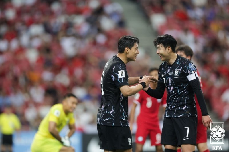 [서울=뉴시스] 한국 축구 국가대표팀 주민규(왼쪽)와 손흥민. (사진=대한축구협회 제공)