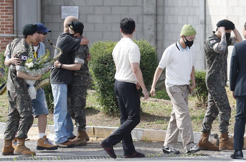 '만기 제대' 방탄소년단 진, 동료 장병들과 인사하며 눈물…멤버들 보자 미소