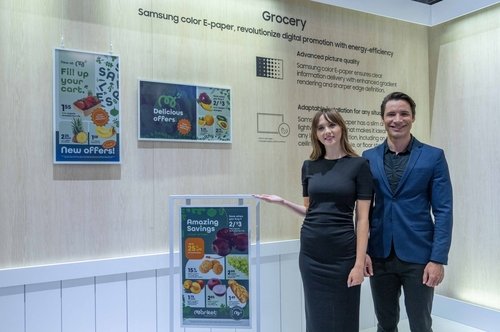 삼성전자·LG전자, '인포콤'서 B2B 디스플레이 제품 선보여(종합) 삼성전자 모델이 전력 공급 없이 디지털 콘텐츠 광고가 가능한 신개념 사이니지 '삼성 컬러 이페이퍼'를 소개하고 있다. [삼성전자 제공. 재판매 및 DB 금지]