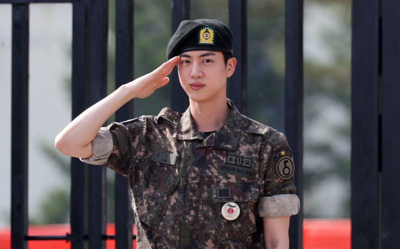 'BTS 입대' 미리 알고 하이브 주식 매도…계열사 직원들 징역형