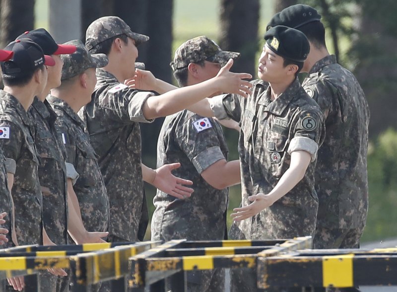 그룹 방탄소년단(BTS) 진이 12일 오전 경기도 연천 소재 육군 제5보병사단 신병교육대대에서 육군 현역으로 군 복무를 마친 뒤 병사들과 인사를 나누고 있다. 2024.6.12/뉴스1 ⓒ News1 권현진 기자