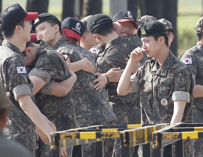 그룹 방탄소년단(BTS) 진이 12일 오전 경기도 연천 소재 육군 제5보병사단 신병교육대대에서 육군 현역으로 군 복무를 마친 뒤 병사들과 인사를 나누며 눈물을 흘리고 있다. 2024.6.12/뉴스1 ⓒ News1 권현진 기자