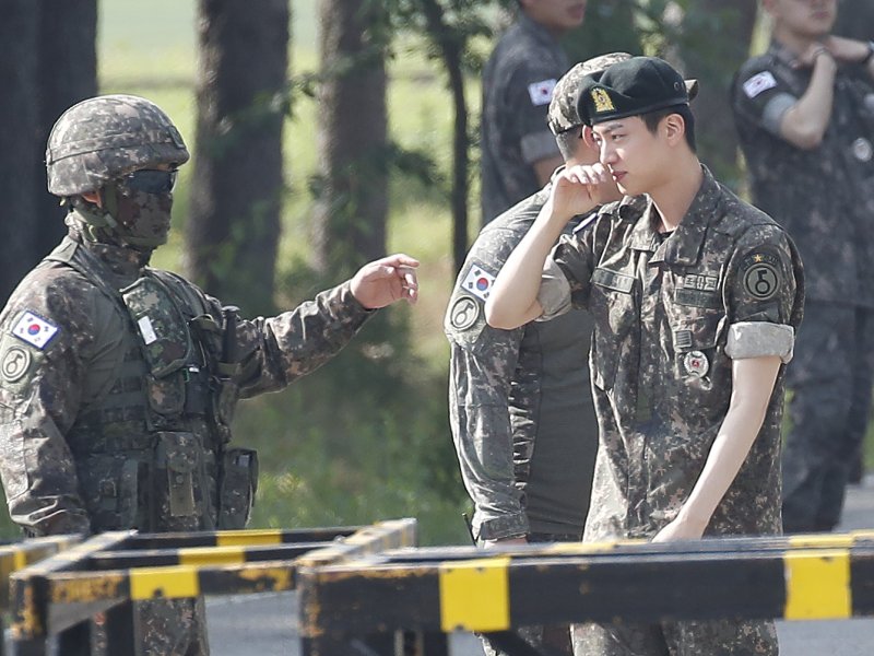 그룹 방탄소년단(BTS) 진이 12일 오전 경기도 연천 소재 육군 제5보병사단 신병교육대대에서 전역 전 병사들과 인사를 나누며 눈물을 흘리고 있다. ⓒ News1 권현진 기자