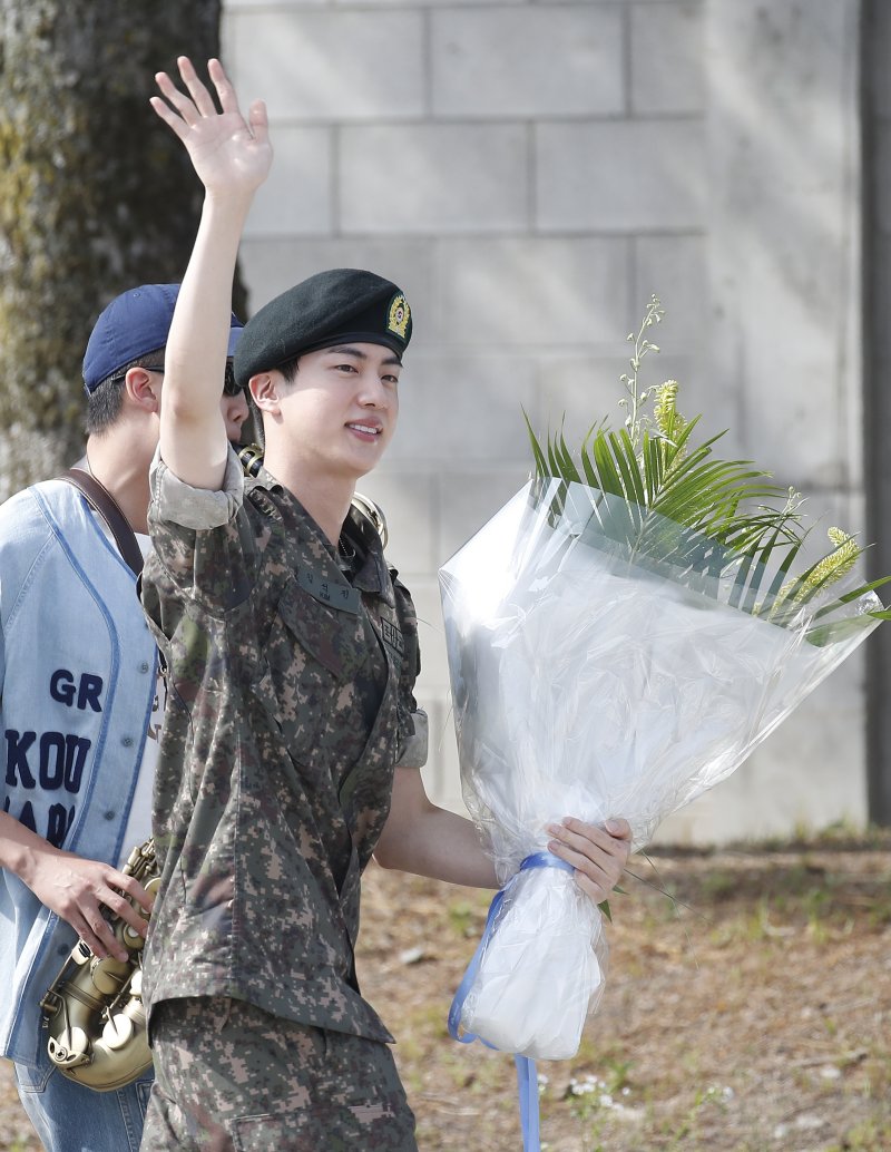 그룹 방탄소년단(BTS) 진이 12일 오전 경기도 연천 소재 육군 제5보병사단 신병교육대대에서 육군 현역으로 군 복무를 마친 뒤 손을 흔들고 있다. ⓒ News1 권현진 기자