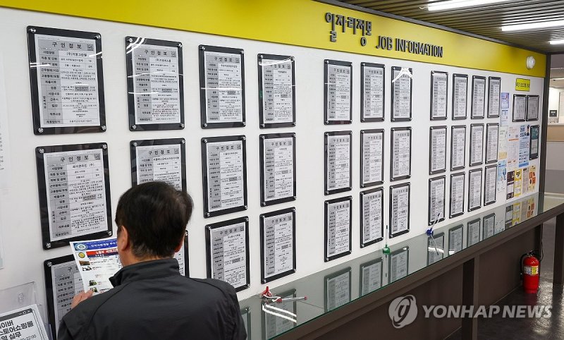 고령 취업자 증가폭↑, 청년층은 뒷걸음 고령 취업자 증가폭↑, 청년층은 뒷걸음 (서울=연합뉴스) 서대연 기자 = 60대 이상 취업자 수가 크게 늘어난 반면 청년층 일자리는 18개월째 감소세를 이어간 것으로 나타났다. 17일 통계청이 발표한 '4월 고용동향'에 따르면 지난달 60세 이상 취업자 수가 29만2천명 늘면서 전 연령층 가운데 가장 큰 증가폭을 기록한 가운데 청년층(15~29세) 일자리는 8만9천명 줄면서 18개월째 감소세를 이어갔다. 사진은 이날 오후 서울의 한 고용센터에 마련된 일자리 정보 게시판을 살펴보는 시민. 202