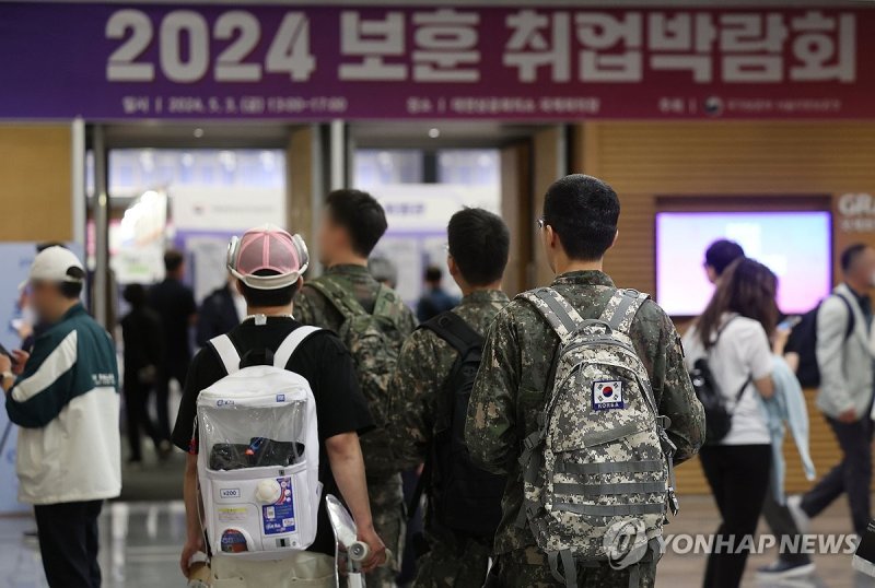 2024 보훈 취업박람회 2024 보훈 취업박람회 (서울=연합뉴스) 박동주 기자 = 3일 오후 서울 중구 대한상공회의소에서 국가유공자와 청년 제대군인을 위한 '2024 보훈 취업박람회'가 열리고 있다. 2024.5.3 pdj6635@yna.co.kr (끝)