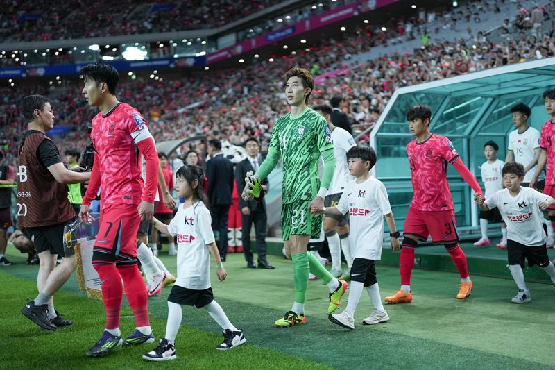 KT, 축구 국대 에스코트에 난청 아동 4명 초대