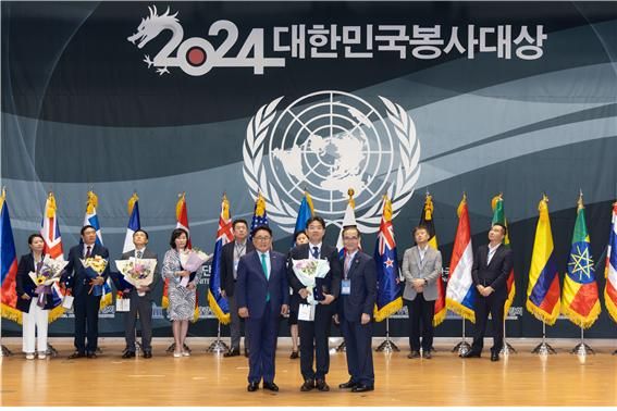 지난 11일 서울 여의도 국회의원회관 대회의실에서 열린 '2024 대한민국 봉사대상 시상식'에서 백상현 한국도로공사 홍보실장(앞줄 왼쪽 두번째) 등 관계자들이 기념촬영을 하고 있다. 한국도로공사 제공