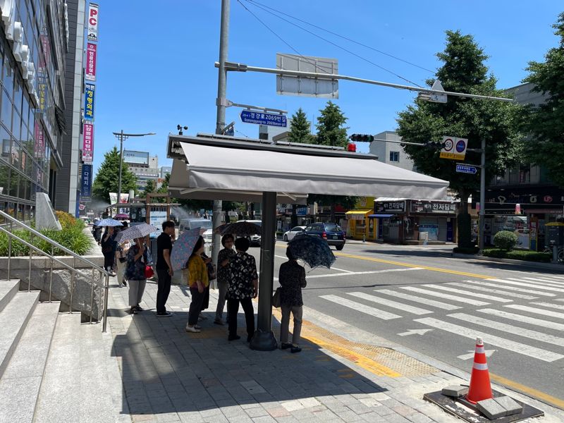 강릉시가 폭염에 대응하기 위해 설치한 스마트 그늘막. 강릉시 제공