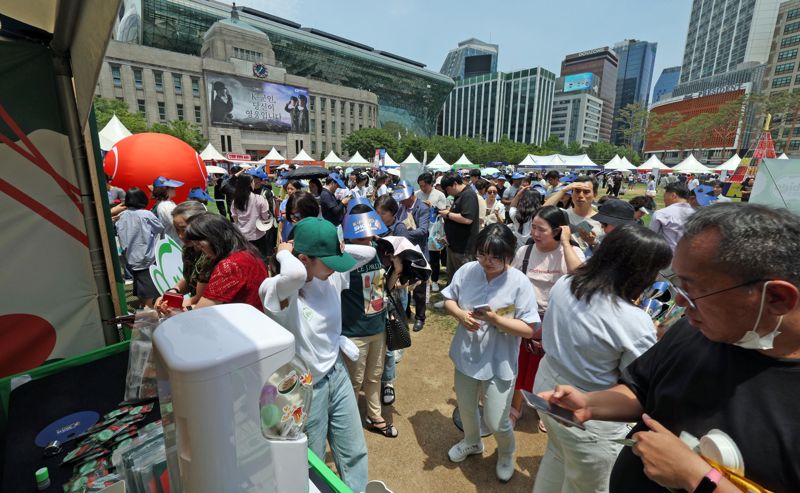 지난해 6월 서울시청 광장에서 열린 '2024 서울식품유통대전(K푸드쇼)' 행사장을 찾은 시민들이 K푸드 홍보부스를 방문하고 있다. fn DB