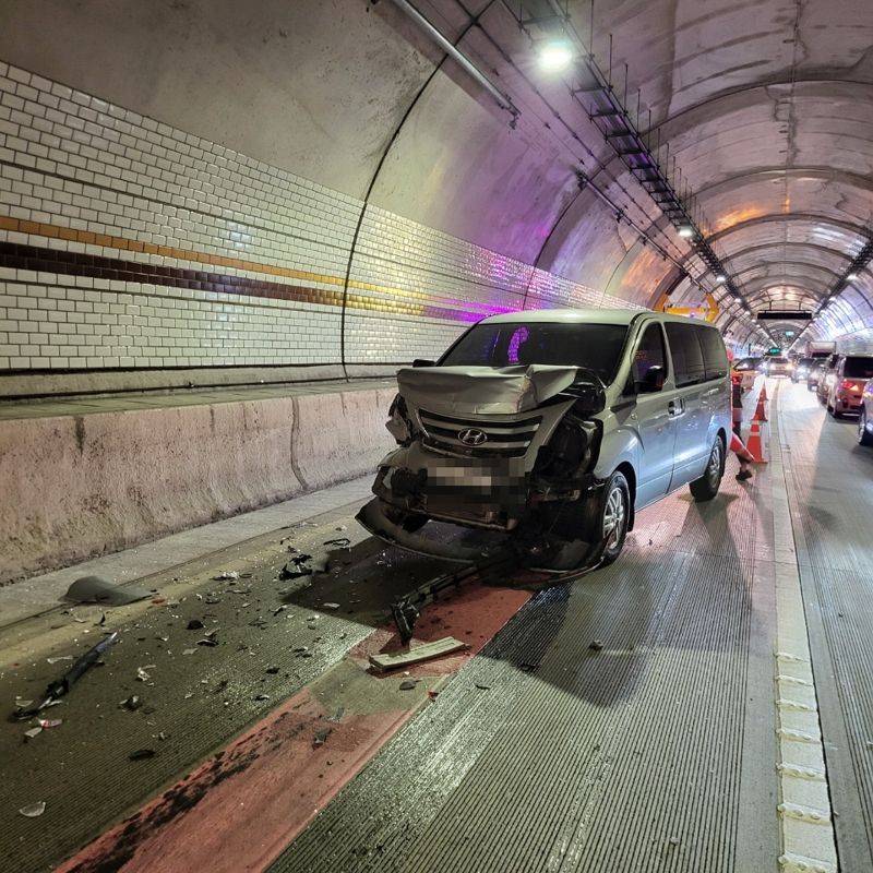 12일 부산 금정경찰서에 따르면 이날 오전 8시 10분께 윤산터널에서 교통사고가 발생했다. 부산경찰청 제공