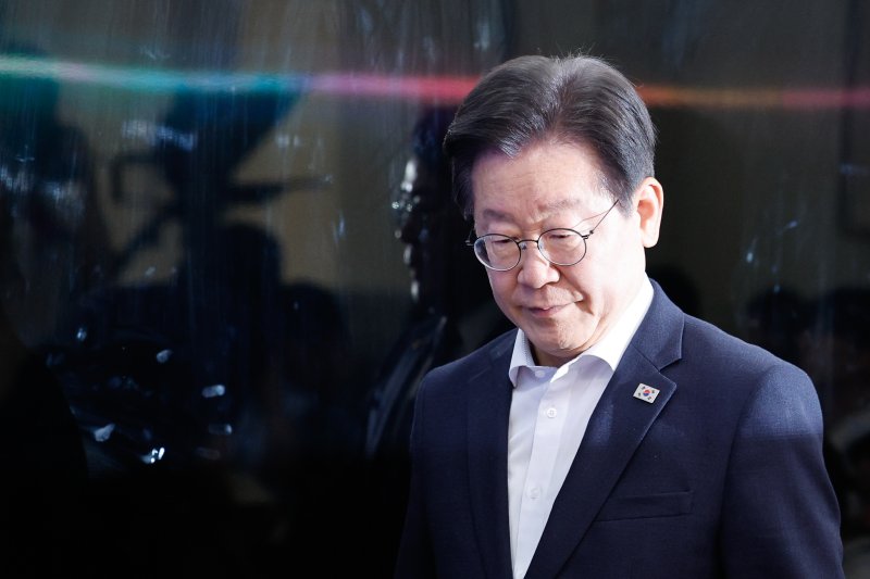 이재명 더불어민주당 대표가 12일 오전 서울 여의도 국회에서 열린 최고위원회의에 입장하고 있다. 2024.6.12/뉴스1 ⓒ News1 안은나 기자