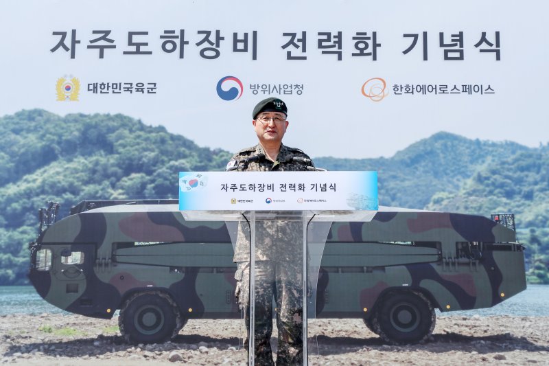 박안수 육군참모총장이 12일 경기도 남양주시 제7공병여단 도하훈련장에서 열린 '육군 자주도하장비 전략화 행사'에서 한국형 자주도하장비 KM3의 통상명칭으로 '수룡'을 선포하고 있다. 2024.6.12/뉴스1 ⓒ News1 민경석 기자