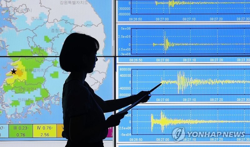 부안 지진 정보는 부안 지진 정보는 (수원=연합뉴스) 홍기원 기자 = 12일 오후 경기도 수원시 권선구 수도권기상청에서 지진 담당 주무관이 전북 부안에서 발생한 4.8 규모의 지진 관련 정보를 보여주고 있다. 2024.6.12 xanadu@yna.co.kr (끝)