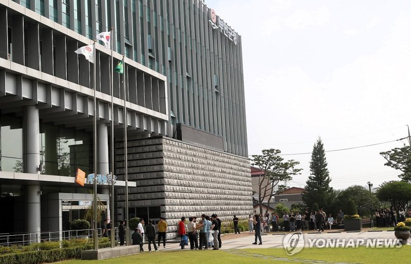 부안군청 건물 밖으로 대피한 공무원들 부안군청 건물 밖으로 대피한 공무원들 (부안=연합뉴스) 12일 규모 4.8의 지진이 발생한 전북 부안군에서 공무원들이 군청 건물 밖으로 대피하고 있다. 2024.6.12 [부안군 제공. 재판매 및 DB금지] jaya@yna.co.kr (끝)