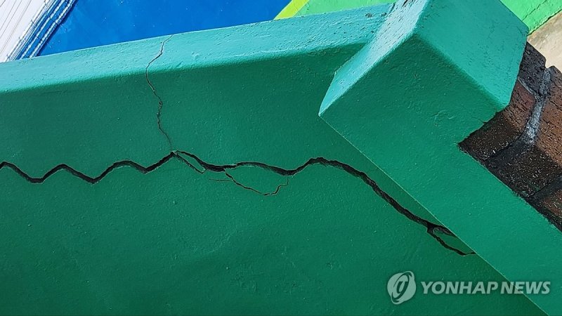 지진으로 금이 간 건물 지진으로 금이 간 건물 (부안=연합뉴스) 12일 오전 전북 부안군에서 발생한 4.8 규모 지진으로 부안군 행안면에 있는 한 사무실 건물에 금이 가 있다. 2024.6.12 [독자 박세용 씨 제공. 재판매 및 DB 금지] warm@yna.co.kr (끝)
