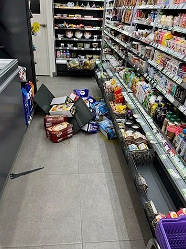 지진에 물건 쏟아진 편의점 지진에 물건 쏟아진 편의점 (부안=연합뉴스) 12일 오전 전북 부안군에서 발생한 4.8 규모 지진으로 부안군 행안면에 있는 한 편의점 진열대에서 음료수가 쏟아져 있다. 2024.6.12 [전북자치도소방본부 제공. 재판매 및 DB 금지] warm@yna.co.kr (끝)