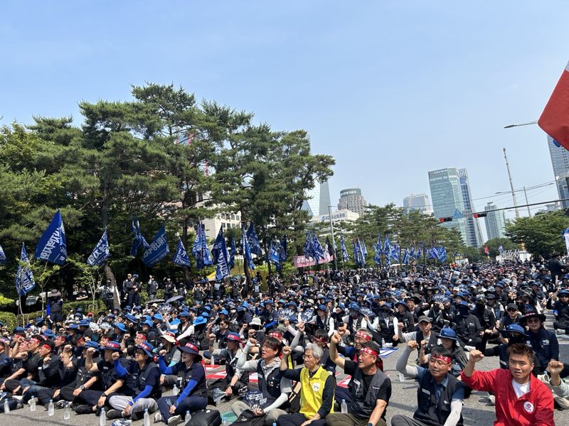 "노조 탄압 중단하라"…국회앞 금속노조 1만명 집결