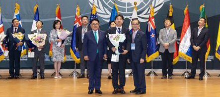 지난 11일 서울 여의도 국회의원회관 대회의실에서 열린 '2024 대한민국 봉사대상 시상식'에서 백상현 한국도로공사 홍보실장(앞줄 왼쪽 두번째) 등 관계자들이 기념촬영을 하고 있다. 한국도로공사 제공