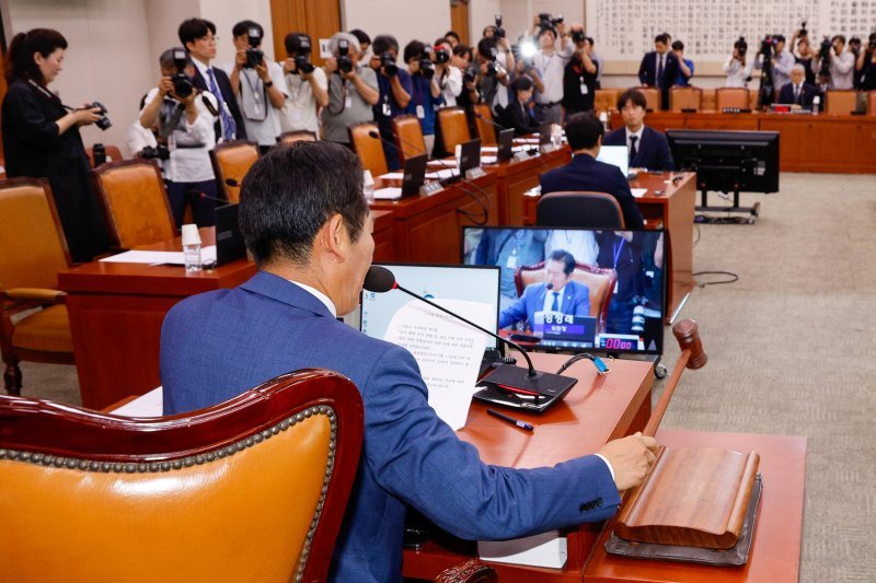 정청래 국회 법제사법위원회 위원장이 12일 오후 서울 여의도 국회에서 열린 법사위 첫 전체회의에서 의사봉을 두드리고 있다. 더불어민주당의 상임위 일정에 보이콧을 선언한 국민의힘 의원들은 이날 회의에 불참했다. /사진=뉴스1화상