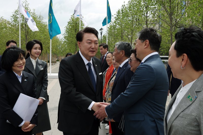 尹 "형제국 우즈벡, 이번 순방 중 구체적 성과 기대"