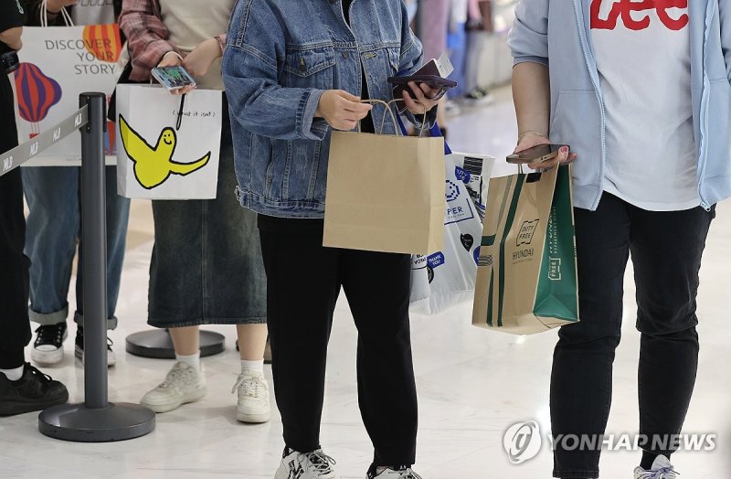 '최대 30% 할인' 면세점 할인 축제 개막 '최대 30% 할인' 면세점 할인 축제 개막 (서울=연합뉴스) 이재희 기자 = 관세청과 한국면세점협회는 26일부터 6월 7일까지 '코리아 듀티 프리 페스타'를 개최한다. 이번 행사는 인천, 서울, 제주 등 전국 14개 면세점 업체가 참여하며 온·오프라인에서 최대 30% 할인, 경품 등을 제공한다. 사진은 26일 서울의 한 롯데면세점에서 쇼핑을 하는 외국인 관광객의 모습. 2024.4.26 scape@yna.co.kr (끝)