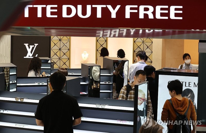 코리아 듀티 프리 페스타 개막 코리아 듀티 프리 페스타 개막 (서울=연합뉴스) 이재희 기자 = 관세청과 한국면세점협회는 26일부터 6월 7일까지 '코리아 듀티 프리 페스타'를 개최한다. 이번 행사는 인천, 서울, 제주 등 전국 14개 면세점 업체가 참여하며 온·오프라인에서 최대 30% 할인, 경품 등을 제공한다. 사진은 26일 서울의 한 롯데면세점에서 쇼핑을 하는 외국인 관광객의 모습. 2024.4.26 scape@yna.co.kr (끝)