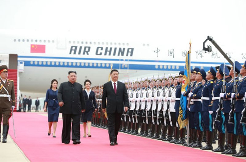 지난 2019년 6월20일 평양 순안공항에서 김정은 국무위원장이 시진핑 중국 국가주석을 맞이하고 있다. 노동신문/뉴시스