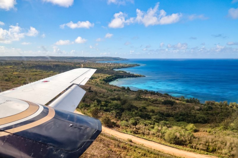 [imazine] '환상의 낙원' 사이판·티니안 ② 티니안 공항 착륙하는 경비행기 [사진/백승렬 기자]
