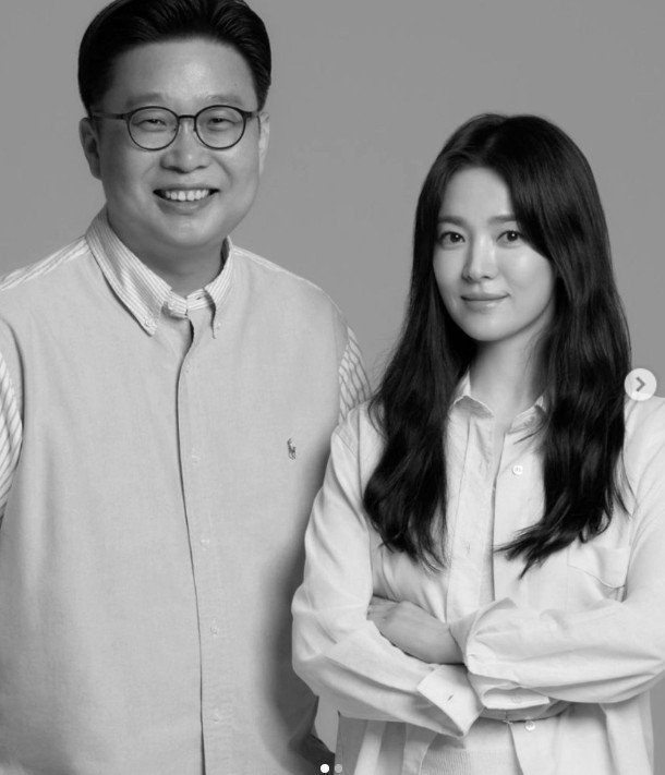 송혜교, 서경덕 교수와 몽골 '이태준 기념관'에 안내서 1만부 기증