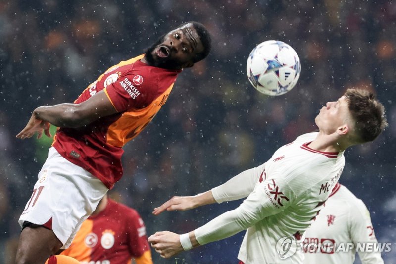 갈라타사라이에서 임대로 뛴 탕기 은돔벨레 epa11001880 Galatasaray's Tanguy Ndombele (L) in action against Manchester United's Scot McTominay (R) during the UEFA Champions League group A soccer match between Galatasaray SK and Manchester United in Istanbul, Turkey, 29 November 2023. EPA/ERDEM SAHIN