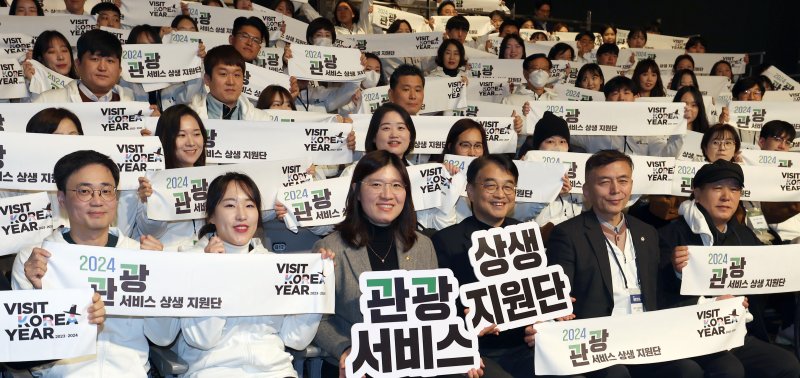 한덕수 권한대행 "방한 심리 위축 우려.. 관광시장 안정화에 총력"