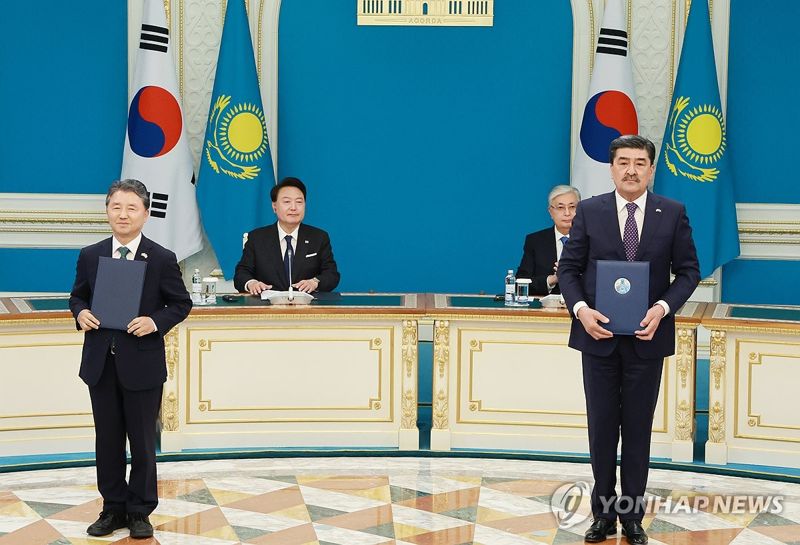 남성현 산림청장과 카자흐스탄 에를란 느산바예프 생태천연자원부 장관이 12일(현지시간) 카자흐스탄 아스타나 대통령궁에서 열린 한·카자흐스탄 양해각서(MOU) 서명식에서 '한-카자흐 삼림협력 양해각서(MOU)'에 서명 뒤 기념촬영을 하고 있다. 이날 서명식에는 윤석열 대통령과 카심-조마르트 토카예프 카자흐스탄 대통령이 임석했다. 연합뉴스