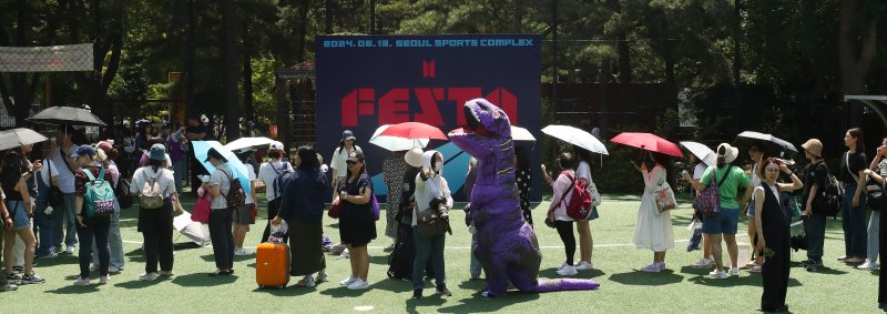 [서울=뉴시스] 김혜진 기자 = 13일 서울 송파구 종합운동장 내 풋살장 및 체육공원 일대에서 열린 방탄소년단(BTS) 2024 FESTA 그라운드 행사에서 팬들이 대기하고 있다. 방탄소년단 BTS 2024 페스타는 방탄소년단의 데뷔일인 6월 13일을 기념하며 팬들과 만나는 축제다. 페스타 행사 중 1부 '진스 그리팅스'(진's Greetings)에서는 팬 1000명을 대상으로 한 허그회를 진행한다. 이는 아미와 가까운 거리에서 뜻깊은 시간을 보내고 싶다는 진의 제안으로 마련됐다. 2024.06.13. jini@newsis.com 