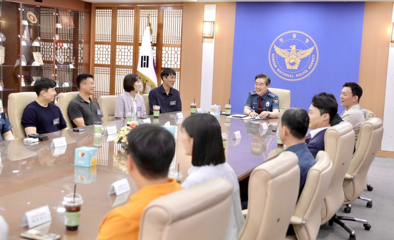 한강 뛰어들어 시민 구하고 흉기 폭력범 체포…경찰청장과 오찬