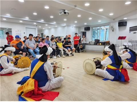 신성재단, 이용장애인에게 풍물패 공연