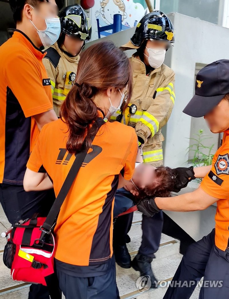 응급환자가 병원으로 옮겨지고 있다(해당 사진은 본 기사와 직접적인 관련이 없음). 연합뉴스 제공