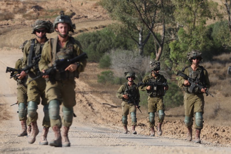 13일(현지시간) 팔레스타인 가자지구 국경과 인접한 이스라엘 남부에서 이스라엘 병사들이 도로를 순찰하고 있다.<div id='ad_body3' class='mbad_bottom' ></div>EPA연합뉴스