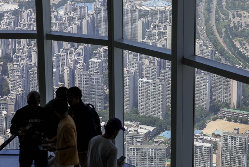 지난달 23일 서울 송파구 롯데월드타워 전망대 서울스카이에서 바라본 서울시내 아파트. 2024.05.23./사진=뉴시스