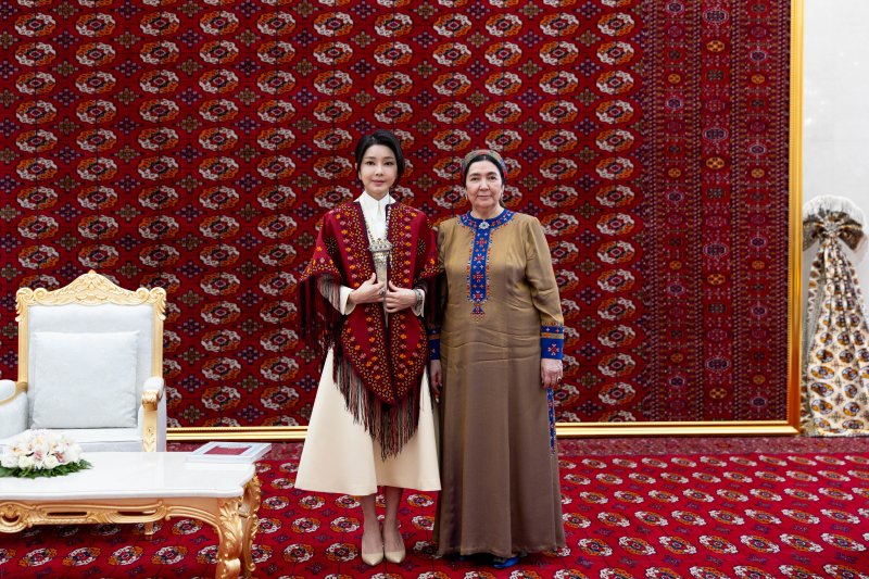 김건희 여사 11일(현지시간) 투르크메니스탄 아시가바트 한 호텔에서 가진 투르크메니스탄 국가최고지도자 겸 인민이사회 의장인 구르반굴리 베르디무하메도프 전 대통령 부부와의 친교오찬에서 투르크 전통의상을 선물받은 뒤 베르디무하메도프 여사와 기념촬영을 하고 있다. (대통령실 제공) 2024.6.12/뉴스1 ⓒ News1 송원영 기자