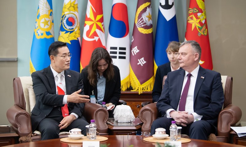 신원식 국방부 장관이 23일 오후 서울 용산구 국방부 청사에서 파베우 베이다 폴란드 국방차관과 대화를 나누고 있다. 사진=국방부 제공