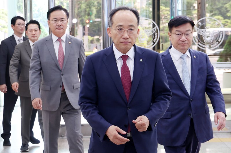 추경호 국민의힘 원내대표를 비롯한 의원들이 14일 오전 서울 서대문구 경찰청에 방문해 해병대 채상병 사망 사건의 조속한 수사를 촉구하기 위해 경찰청장과의 면담 자리로 향하고 있다. 2024.6.14/뉴스1 ⓒ News1 민경석 기자