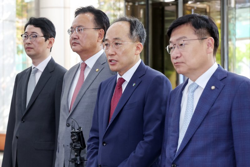 추경호 국민의힘 원내대표를 비롯한 의원들이 14일 오전 서울 서대문구 경찰청을 방문해 윤희근 경찰청장과의 면담을 앞두고 해병대 채상병 사망 사건의 조속한 수사를 촉구하고 있다. 2024.6.14/뉴스1 ⓒ News1 민경석 기자