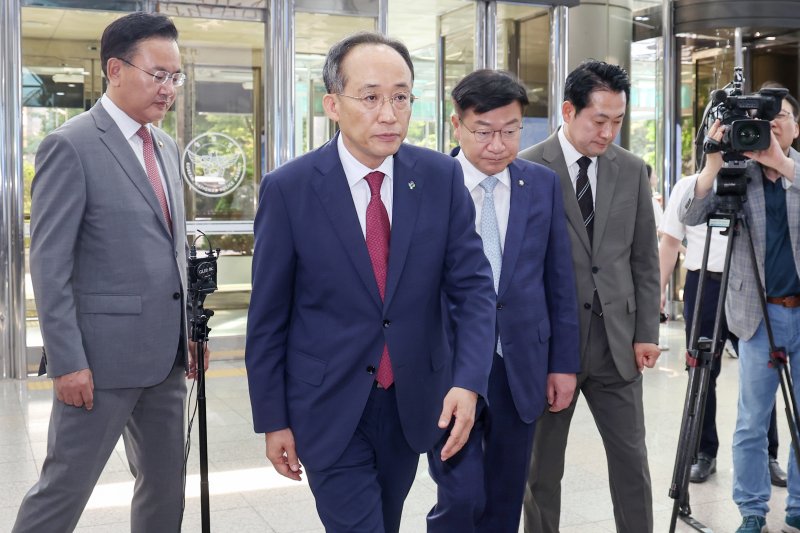 추경호 국민의힘 원내대표를 비롯한 의원들이 14일 오전 서울 서대문구 경찰청을 방문해 해병대 채상병 사망 사건의 조속한 수사를 촉구하기 위해 경찰청장과의 면담 자리로 향하고 있다. 2024.6.14/뉴스1 ⓒ News1 민경석 기자