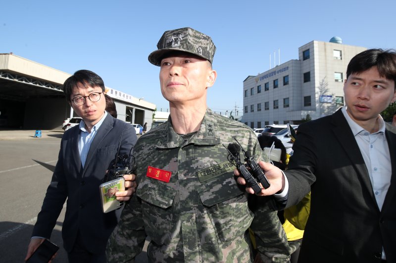 '해병대 채상병 순직 사건' 관련 조사를 위해 전날 오전 경북 경산시 경북경찰청 형사기동대에 피의자 신분으로 소환됐던 임성근 전 해병대 1사단장이 14일 오전 22시간이 넘는 조사를 마친 뒤 차량으로 이동하고 있다. 2024.5.14/뉴스1 ⓒ News1 공정식 기자