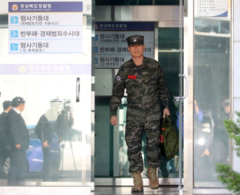 '해병대 채상병 순직 사건' 관련 조사를 위해 전날 오전 경북 경산시 경북경찰청 형사기동대에 피의자 신분으로 소환됐던 임성근 전 해병대 1사단장이 14일 오전 22시간이 넘는 조사를 마친 뒤 나서고 있다. 2024.5.14/뉴스1 ⓒ News1 공정식 기자