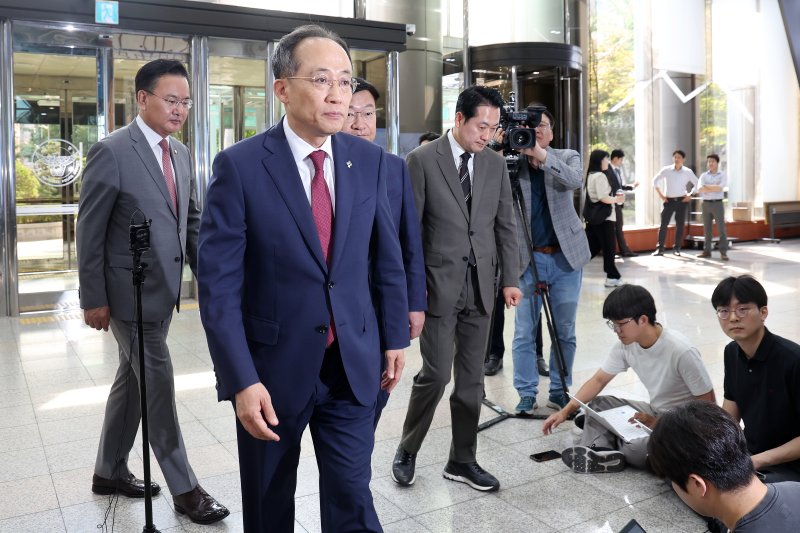 추경호 국민의힘 원내대표를 비롯한 의원들이 14일 오전 서울 서대문구 경찰청에을 방문해 해병대 채상병 사망 사건의 조속한 수사를 촉구하기 위해 경찰청장과의 면담 자리로 향하고 있다. 2024.6.14/뉴스1 ⓒ News1 민경석 기자