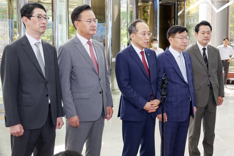 추경호 국민의힘 원내대표를 비롯한 의원들이 14일 오전 서울 서대문구 경찰청을 방문해 윤희근 경찰청장과의 면담을 앞두고 해병대 채상병 사망 사건의 조속한 수사를 촉구하고 있다. 2024.6.14/뉴스1 ⓒ News1 민경석 기자