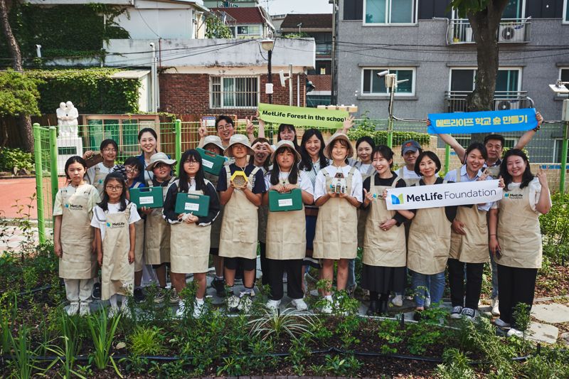 14일 메트라이프생명 사회공헌재단이 서울 용마초등학교에서 ‘메트라이프 학교 숲 만들기’ 기증식을 진행했다. 메트라이프생명 제공